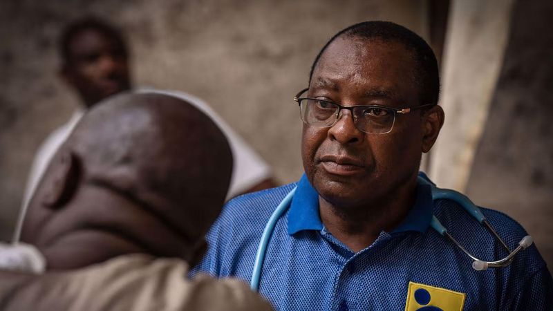 Dr Yohana Mokiwa parlant avec un patient dans une clinique temporaire à Dar es Salaam, Tanzanie.