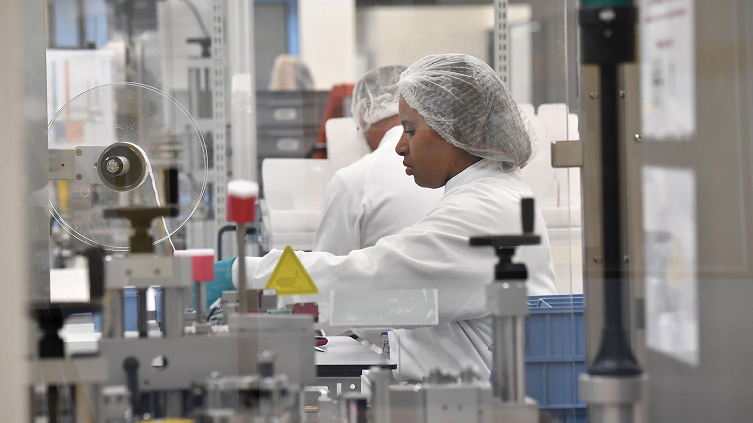 Opératrice sur une ligne de conditionnement de lots cliniques, site de Montpellier.