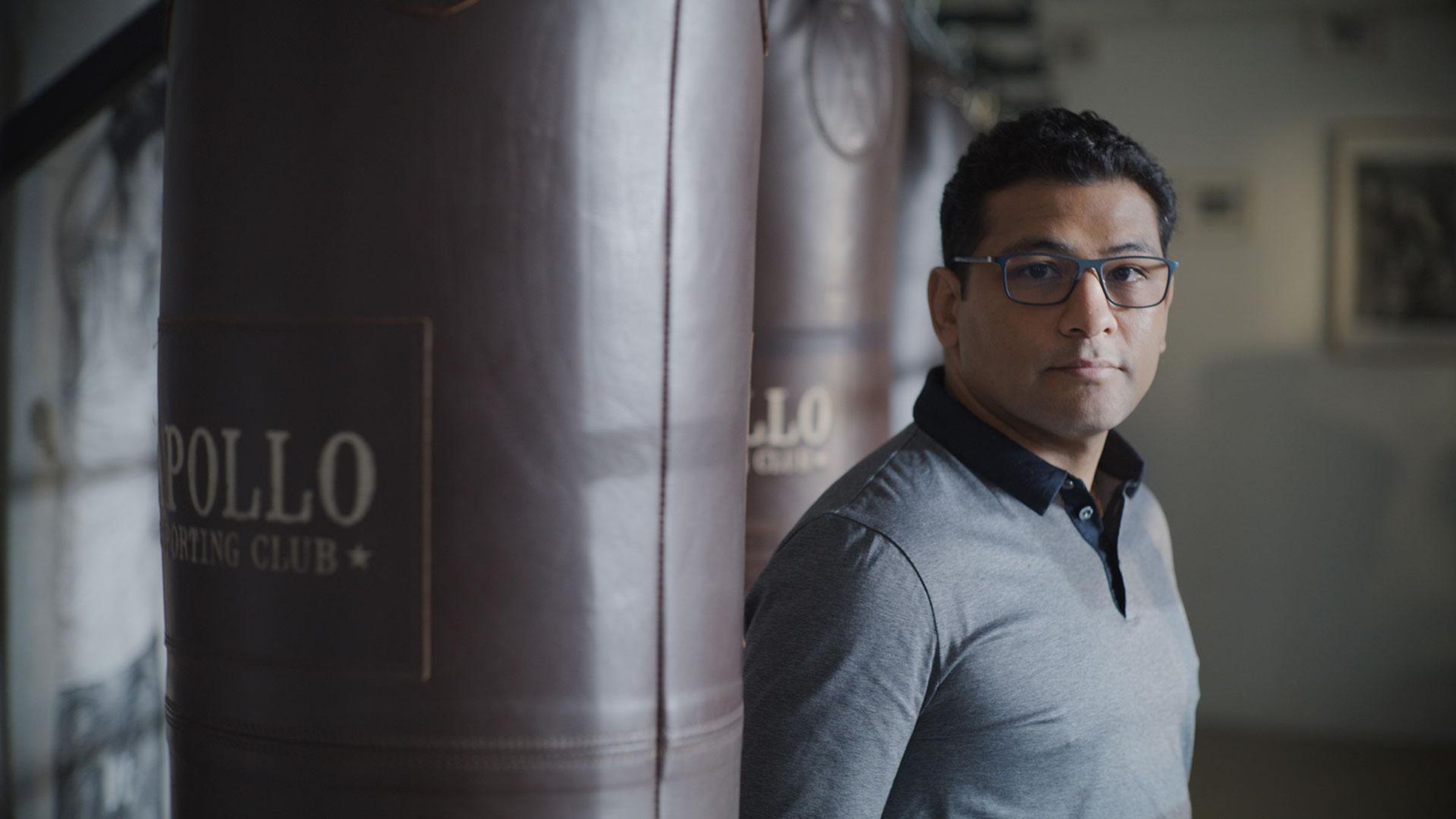 Bruno, collaborateur Sanofi Digital Data, devant un ring de boxe.