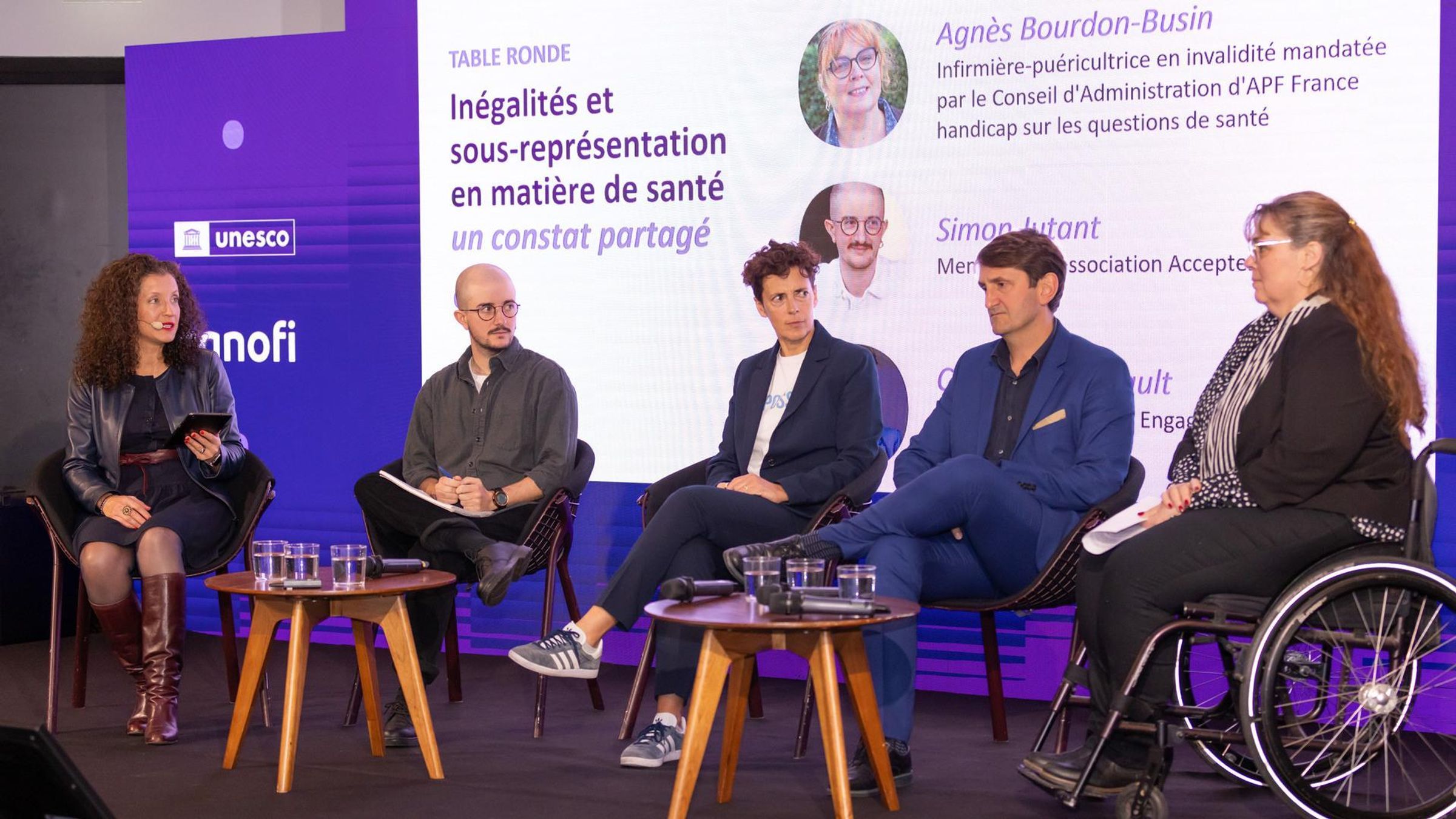 Les quatre intervenants de la table ronde consacrée aux inégalités en matière de santé sont assis côte-à-côte avec l’animatrice de la table ronde sur le côté de la scène.