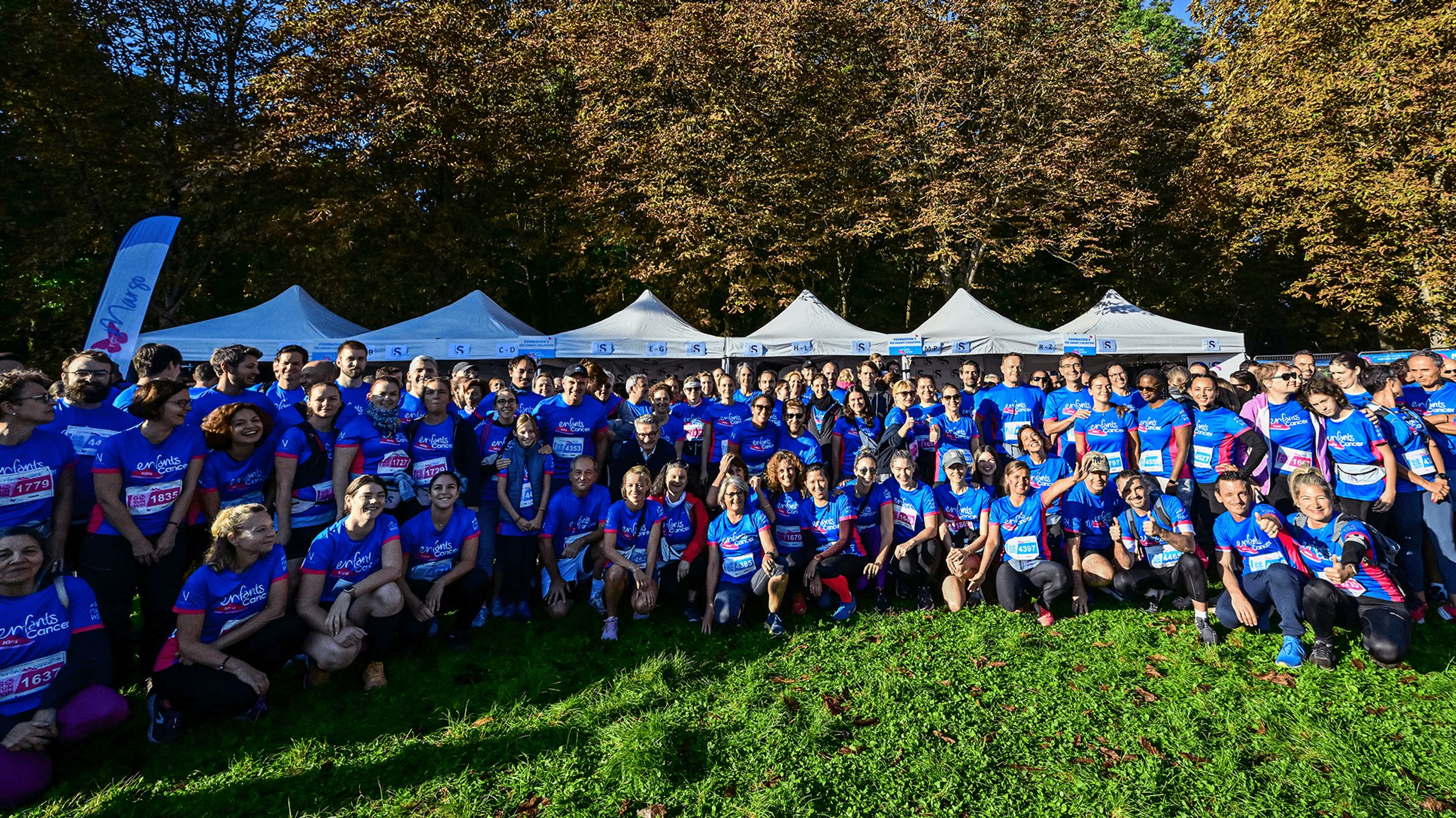 Groupe de coureurs et de coureuses participant à la course Enfants sans cancer
