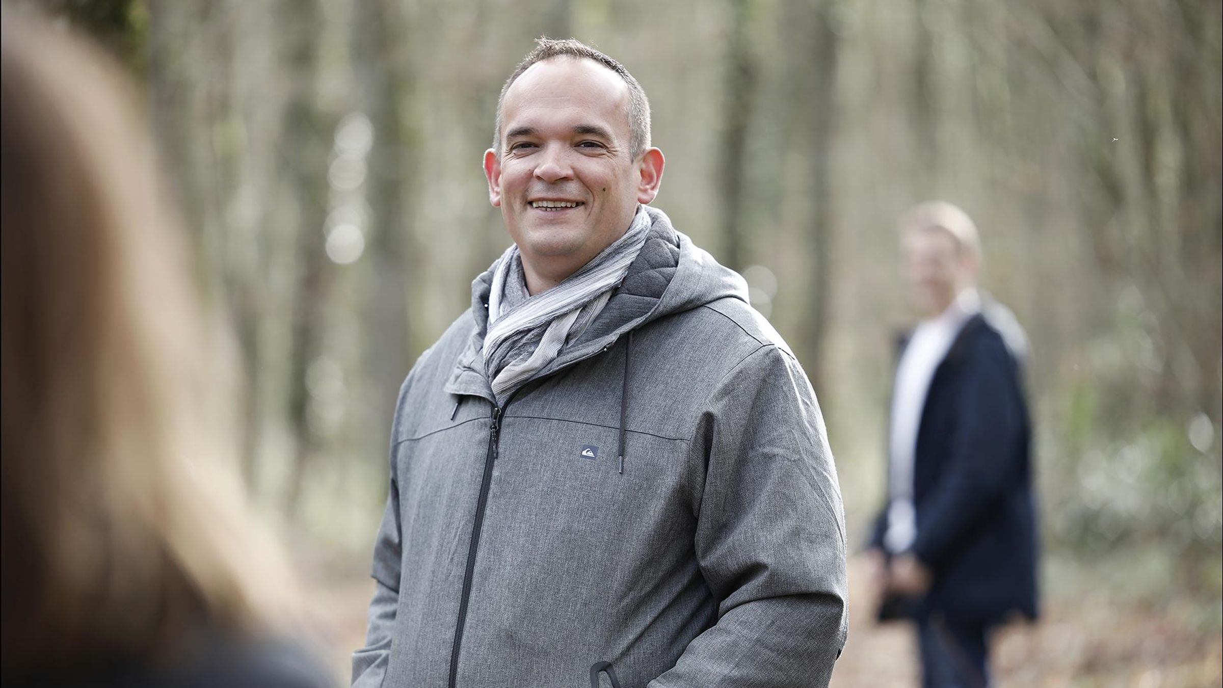 Alexandre, souriant, en balade dans la forêt