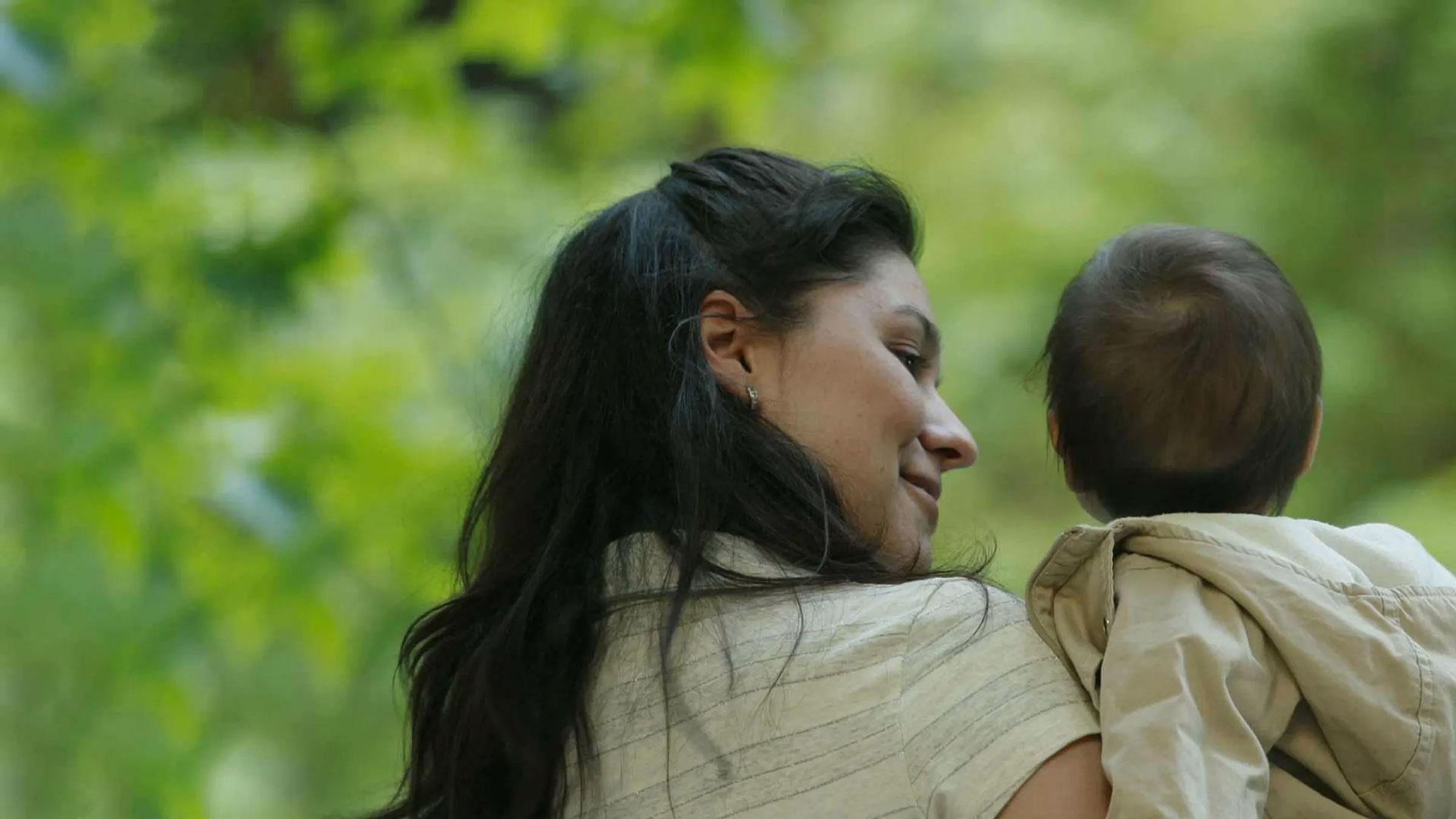 Une femme et un enfant regardant ensemble dans la même direction.